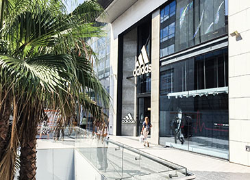 Benito inaugura una nova botiga Adidas al centre comercial e-comertia